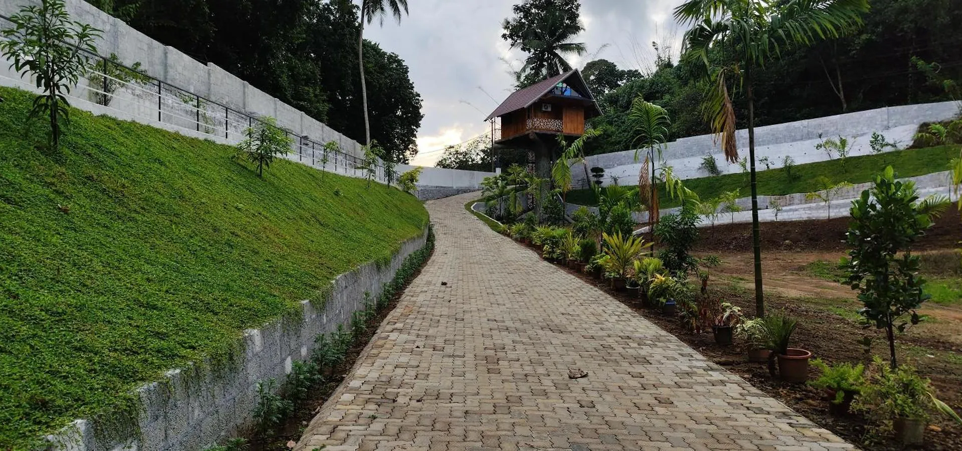 Karingens Resort Malayattur