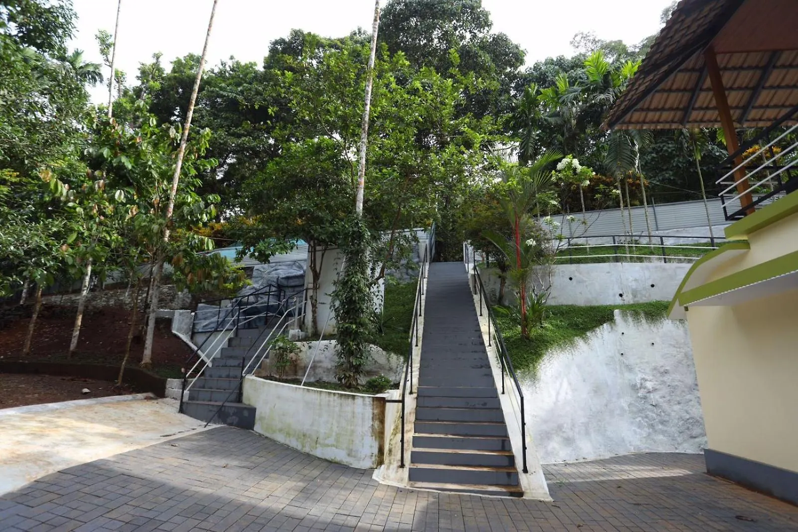 Karingens Resort Malayattur