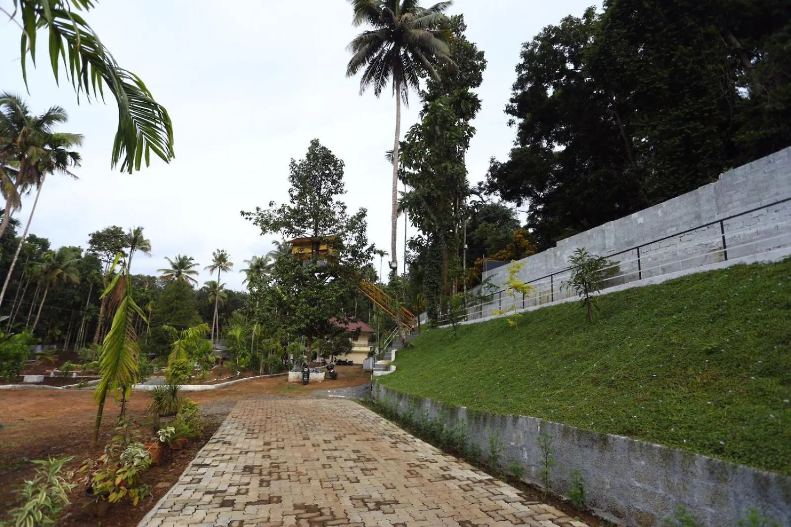 Karingens Resort Malayattur
